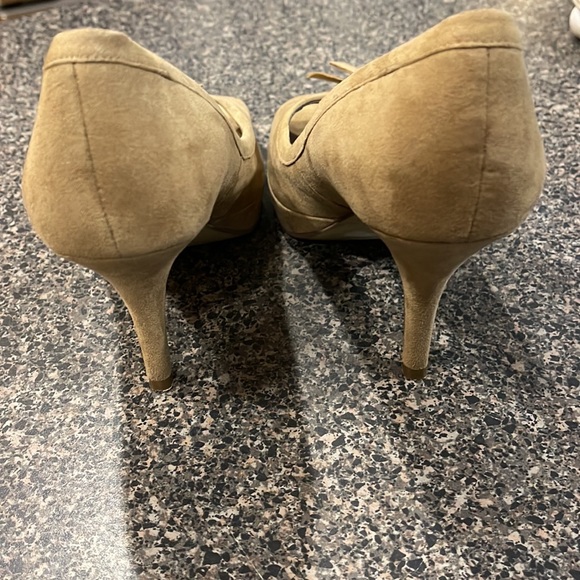 Marc Fisher Suede Peep Toe 3 1/2 Inch Heel Size 6 - Picture 3 of 4